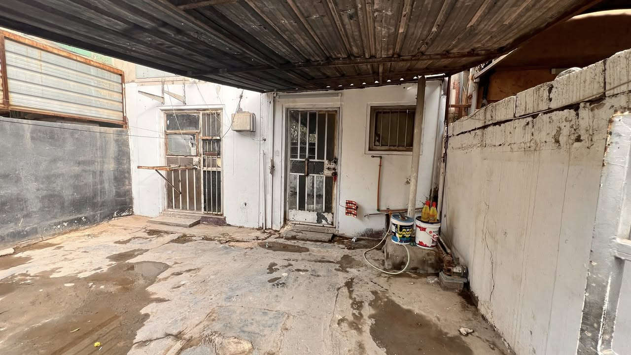 السلام عليكم
شقة ارضية للايجـار جاهزة ونظيفة اي نقص ما بيها ايجارها 400 
قريبة علشارع العام ورة دائرة الكهرباء 
استفسار / ***********
