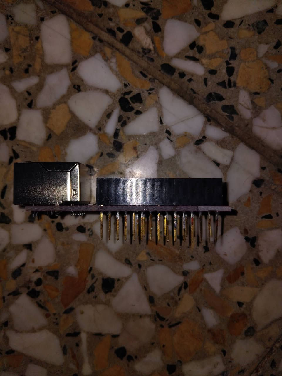 سلام عليكم 
ذني قطعتين الكترونيات ما اعرف شنو شغلها و هذا معالج اتوقع ويا المعجون مالته ماعرف نوعيته الي يفيدنه ب 25 الف مع التوصيل يراسلني 
تواصل ***********
