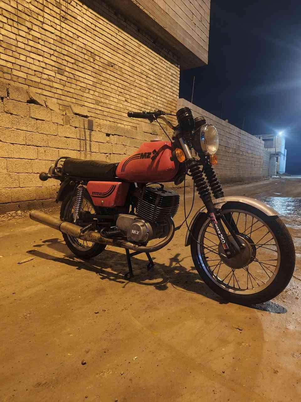 السلام عليكم دراجه 82كصه واحد لحيم مابيها بس بالخشم مكينه ناعمه مابيها لاصوت ولاش غراضها اغلبيتها الماني كشن جديد ودبلات وره وكدام واشاير كهربائيات كلها شغاله هورن بكلايت داينمو ارميجر سعر مليون و200وبيها مجال مكاني دجيل***********
