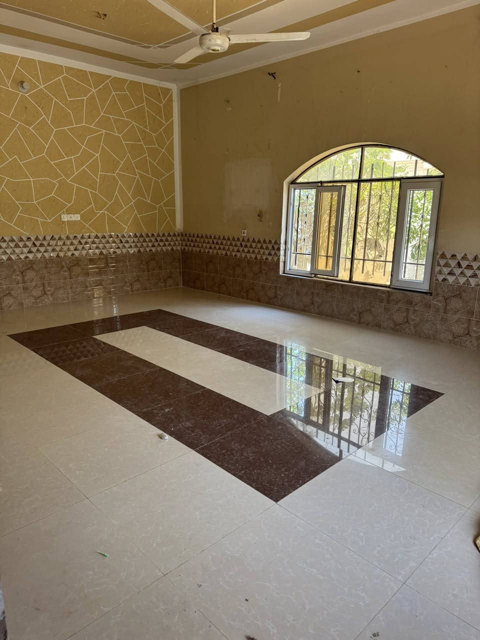 السلام عليكم بيت لليجارالعلم قرب قاعه القيثاره البيت 3غرف نوم ومطبخ حارباردوصحيات خارجيه وحديقه وكراج سياره (***********
