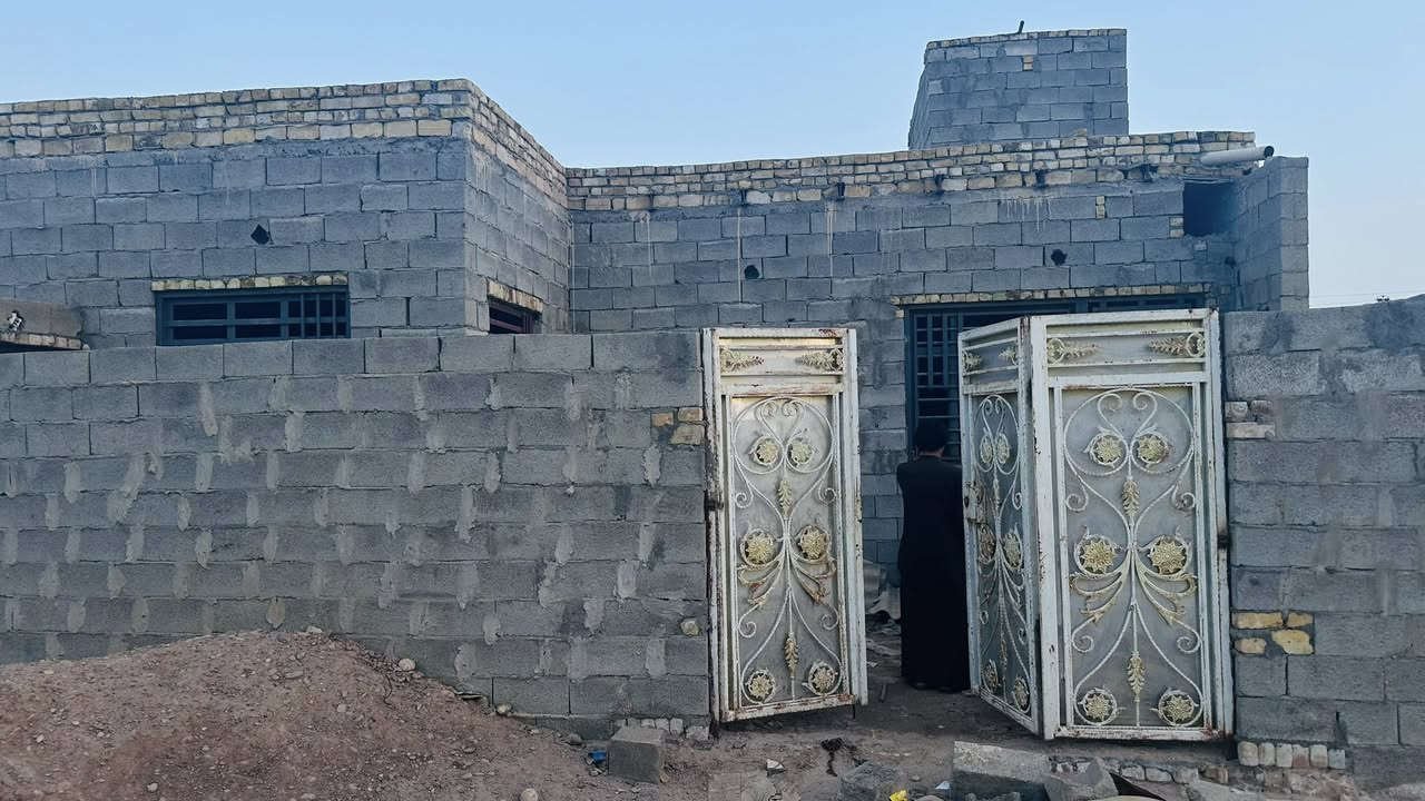 السلام عليكم دار جديد للبيع مثل ما موضح بلصور ولفيديو 240 استقبال +صحيات خارجيه وداخليه +مطبخ +صاله+غرفتين  المكان حي الحسين الجديد للأستفسار اتصل على رقم ***********‬
