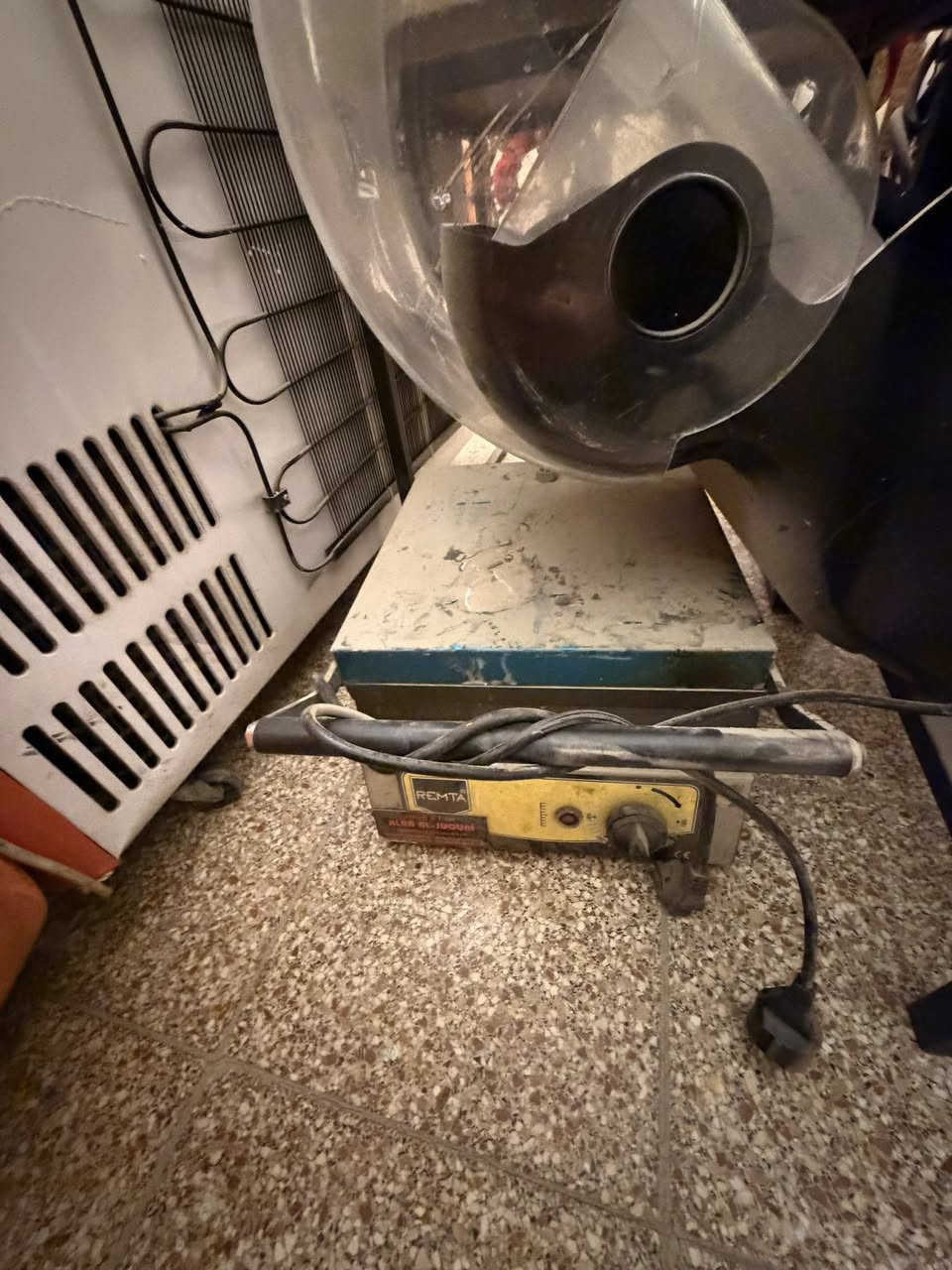 غراض محل كامل ميكينه بارستا ايطالي الكبير 
كاشير اراكيل كريب وفل مكينه ثلج عارضه كيك
محل كامل موضح بصوره اني ماخذهم شلع دين
اللي يجي ياخذهم شلع ويقيم بما يرضى الله
هذ وتسابي ***********
