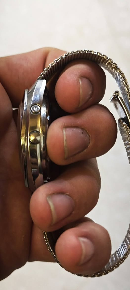 السلام عليكم
ساعة اورينت إنتاج سبعينات 
تاريخ يومي شهري 
شغاله 100/100
نظافة تامه 
سير طويل 
سير حصيره 
قطر كبير
الساعة جديده 
السعر 75 الف وبيها مجال قليل 
للتواصل واتساب أو الاتصال على 
***********
يوجد توصيل لكل المحافظات العراقية
