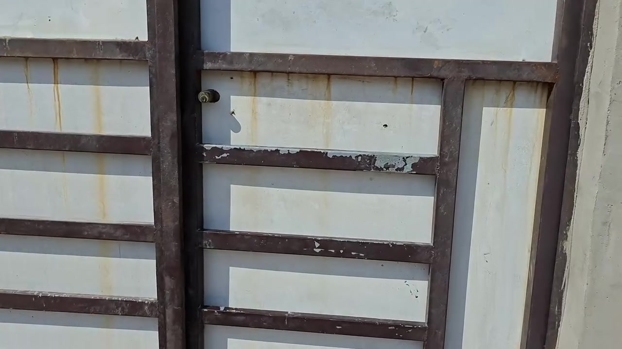 سلام عليكم بيت للبيع 200 متر الواجهه 10 ولنزال 20البيت يحتوي على غرفه اومطبخ اوصاله اكبار السقف سندويج جديد العنوان مدينه الصدر حي طارق شارع القديم قرب السيطره الثانيه حي الامير السعر 33 اوبي مجال بسيط الاستفسار على هاذا الرقم ***********
