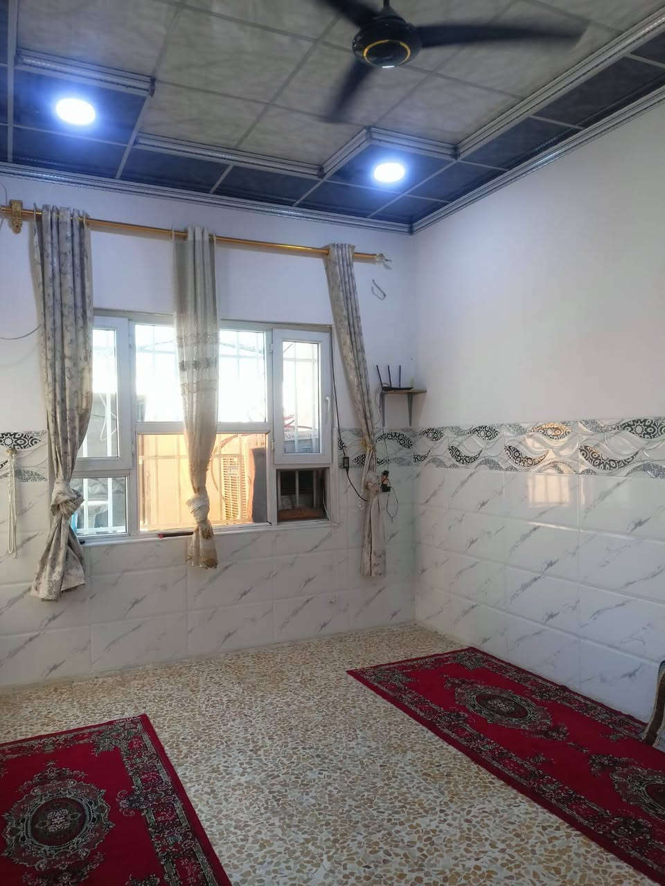 بـيت لللبــيع الجانب الايمن حي اليرموك البيت معامله تتحول بأسم المشتري يتملك رسمي
واليرموك حي راقي جداً 
مطبخ استقبال غرفتين حمام هول كراج سيارة المساحه 120 م
الاستفسار الاتصال على الرقم ***********
