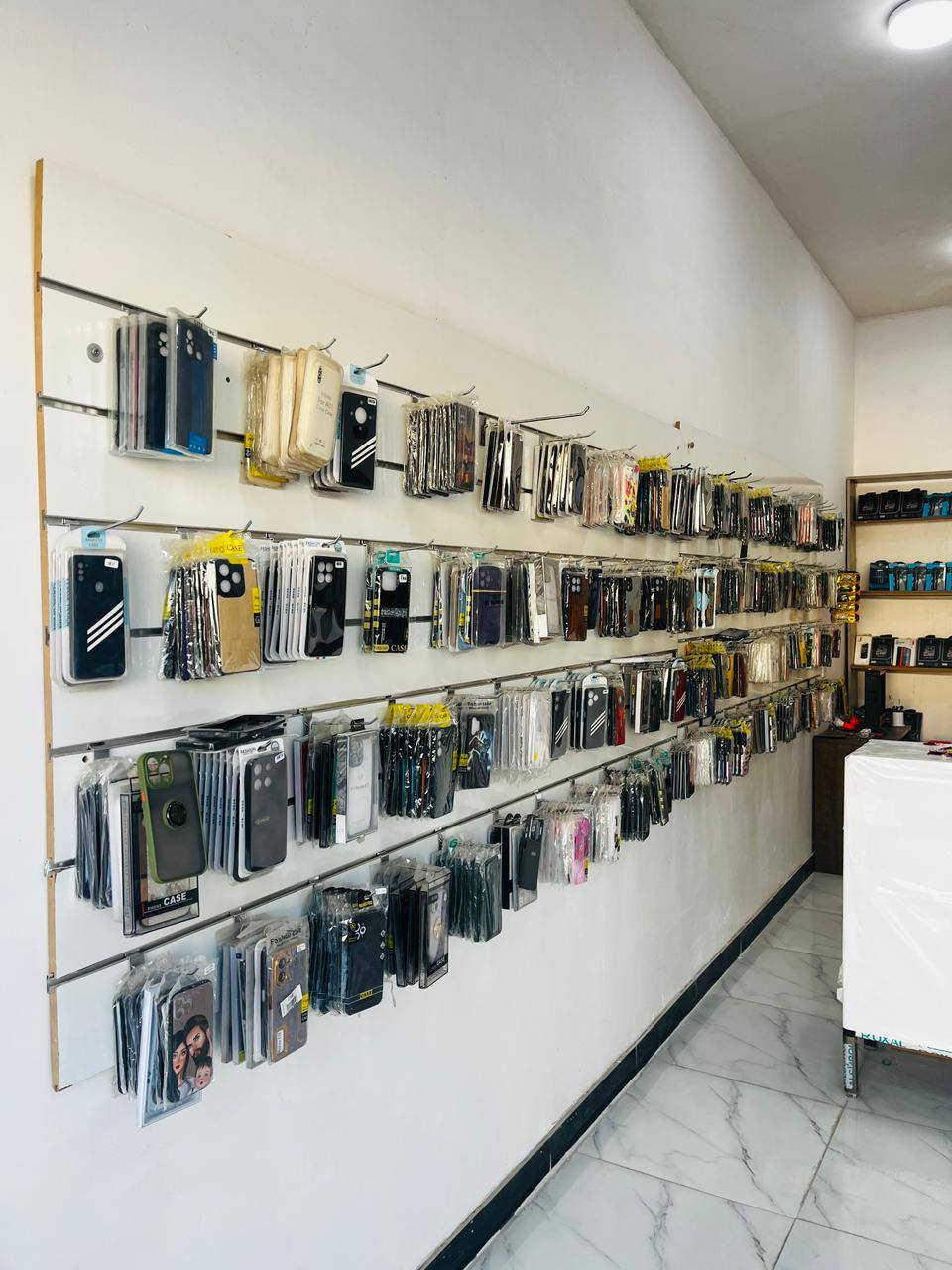 محل كامل مكمل بس تفتح اجار 75 الف 

مولد وكهرباء واصل للمحل 

اكسسوارات  كفرات عدد الف قطعه

لزكات عدد 3 الف انواع الاجهزه 

مع لابتوب حديث رام 512 ssd

ميز صيانه عدد 2 فاترينات عدد 3

سعره خاص ***********
