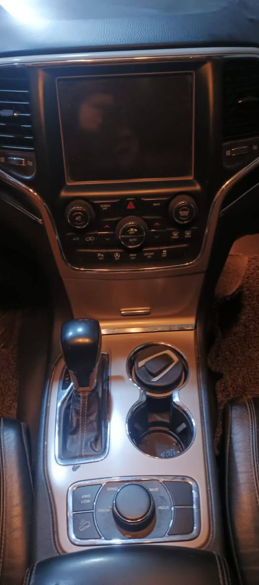🚙✨
‏Jeep Grand Cherokee Limited
كراند شيروكي لمتد 2017 — فخامة أمريكية مع قوة وأداء عالي 😎🔥
🔹 محرك قوي وثبات ممتاز بالطريق
🔹 دفع رباعي حقيقي  🛣️
🔹 نظام Selec-Terrain للتحكم بأنواع الطرق:
❄️ ثلج
🏔️ طرق مرتفعة
🌧️ طرق زلقة
🛣️ قيادة عادية
🔹 سقف بانوراما كامل 🌤️
🔹 جنطة كهرباء ✔️
🔹 حساسات خلفية + نقطة عمياء بالمرايا 👀
🔹 داخلية مرتبة ومريحة جداً
🔹 تبريد قوي يناسب أجواء العراق ❄️🔥
🔹 ممشى 90 ألف كم فقط 📍
📌 السيارة مو كلين، بيها بعض الرصعات  ، و صورة الحادث موجودة 👍✨

للاستفسار ***********
السعر 225$

