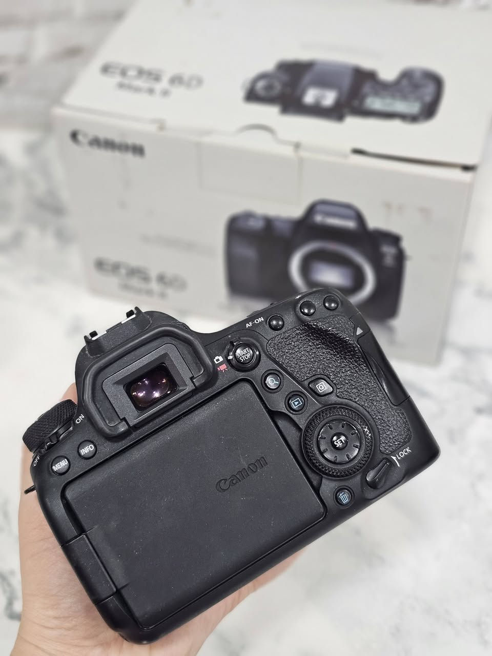 السلام عليكم 
للبيع كاميرا  أحترافية 
Canon 6d mark 2 
فئة dslr/full frame 
مستعمله ولكن نظيفة 
يجي وياها بطارية  وشاحن للبطاريه وكافة الملحقات 
تناسب مختلف انواع التصوير ، السعر/ ٩٠٠ ألف وبيها مجال  
.
.
.
للبيع عدسة sigma أحترافية  للكانون ذات البعد البؤري 24_70 (او عدسة زوم) 
مستعمله لكن نظيفة ، السعر ٧٠٠ الف وبيها مجال . 
للتواصل واتس ***********
