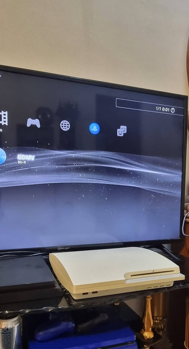 السلام عليكم
بلي ps3 slim لون ابيض 

نضيف جدا العدسه القرص شغال يشغل افلام 

مهكر وكامل ملحقات بدون نقص ويحتوي تقريبا 7 العاب

عنوان بغداد الشعب للاتصال او واتساب ***********

يوجد توصيل أيضا
