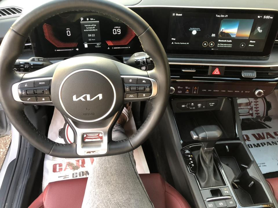 السلام عليكم اخوان للبيع كيا كي فايفK5
مديل 2025 ماشيه 3000 آلف السياره مرقم بغداد كامل باسمي 
مواصفات جي تي لاين  لون سمني المميز اعله  مواصفات ب كي فايف 

محرك 2500 تنفس طبيعي 
بانوراما 
كشنات جلد تدفئه جلد طابع رياضي مختمه ب Gt Line  
تبريد لمس 
شاشه متصل 
أربع رادارات امامي خلفي وجانبي 
حساسات امامي خلفي 
نقاط عمياء 
توقف ذاتي 
بصمه دخول ذكي 
تشغيل عن بعد 
شاشه متصل 
هاند بريك بصمه /اوتو هولد /نزول منحدرات / درايف مود وضعيات قياده 
اضائه داخليه بال LED 
كشنات حضن رياضي مختم جي تي لاين
السياره ب كامل بيانو بلاك بلاك ادشن 
🩷فول الفول مواصفات اعله مواصفات للأخير جي تي لاين 
🔴الضرر بارد بل جاملغ والباقي كفاله  
رقم بغداد 
🔴مرقم بغداد الجديد الإنكليزي باسمي 
السعر 265 
الرقم *********** 
العنوان البياع  
أناره خلفيه بال LED
