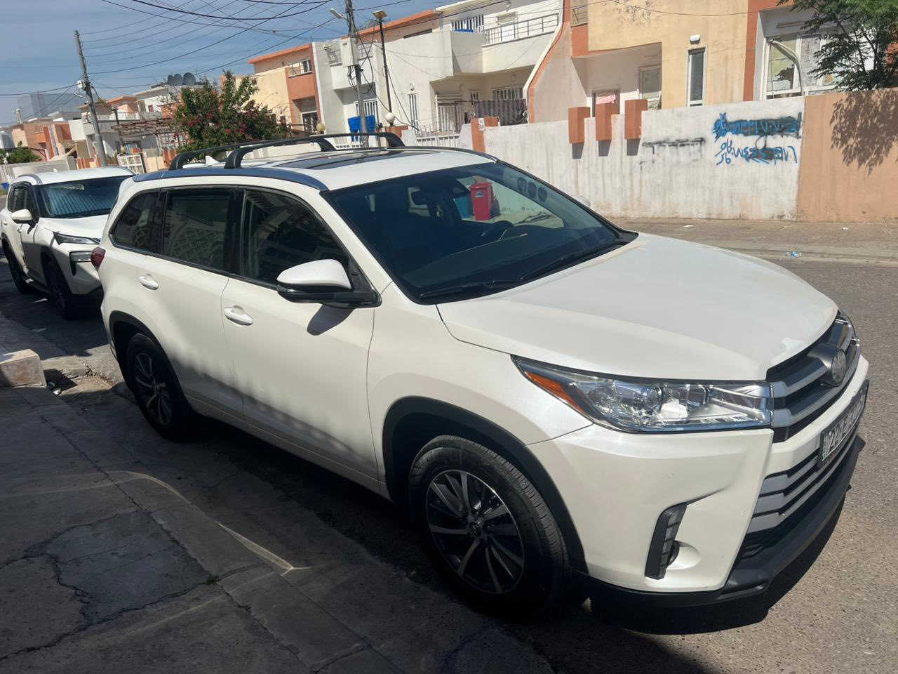 هايلندر موديل 2017  مواصفات المعروفهxle يعني فول السياره كما موضح ضرر
بالصور جاملغ معه الباب الخلفي ويوجد بالبنيد شبر تكحيل السياره جديده وجاهزه ورقم اربيل هزه
وفحص جديده والسنويه تنتهي 2030
السعر24الف  دولار يعني 240  ورقه للاستفسار وترهم مراوس فقط ب كورلاه هايبرد مكان السياره اربيل 
الاتصال بالرقم ***********
