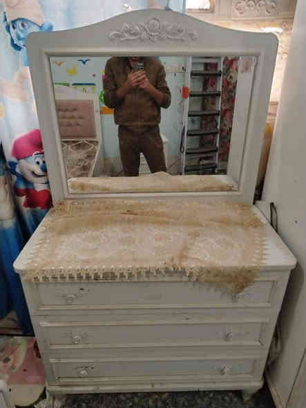 السلام عليكم غرفه ام نفر واحد خمس قطع  للبيعب
سعر ٤٠٠ الف بيه مجال قليل الغرفه احله من الصوره نظيفه بس عليه تراب
للاستفسار ***********
