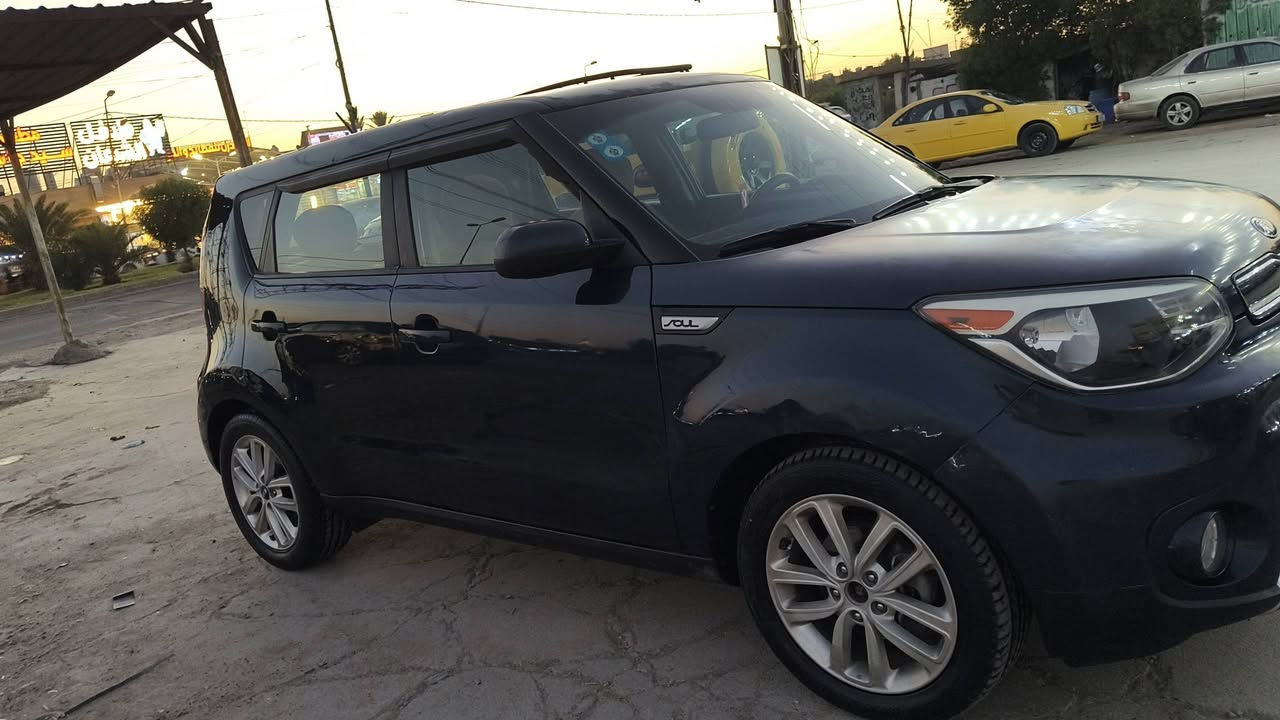 كيا صول 2018 وارد امريكي
ماشيه 110 mi رقم بغداد باسمي
مواصفات
 محرك GDI 2000 
كير AT 
تبريد شغال ثلج 
نوع الوقود بانزين عادي
 ويل 17
 شاشه كبيره (ابل كار بلي اندرويد اوتو ) 
وضعيات قياده (سبورت و اقتصادي وعادي ) 
تحكم بشاشة المعلومات 
تحكمات ستيرن جهتين
كامره خلفيه 
مانع انزلاق 
مثبت سرعه   
نضام صوت  siriusxm 
تحكم بالمري الجانبيه كهرباء 
كشافات  ضباب 
كشن السائق(رفع وخفض)
حساس ضغط الاطارات 
جامات اماميه خلفية اوتو 
  السياره جاهزه كير ومكينه وحداديه بحالة جيدة
السيارة بدون حادث من امريكا كلين
 بالعراق تبديل قطعه وصبغ قطعة بدون ايرباك 

تواصل / ***********
بغداد الغزالية
