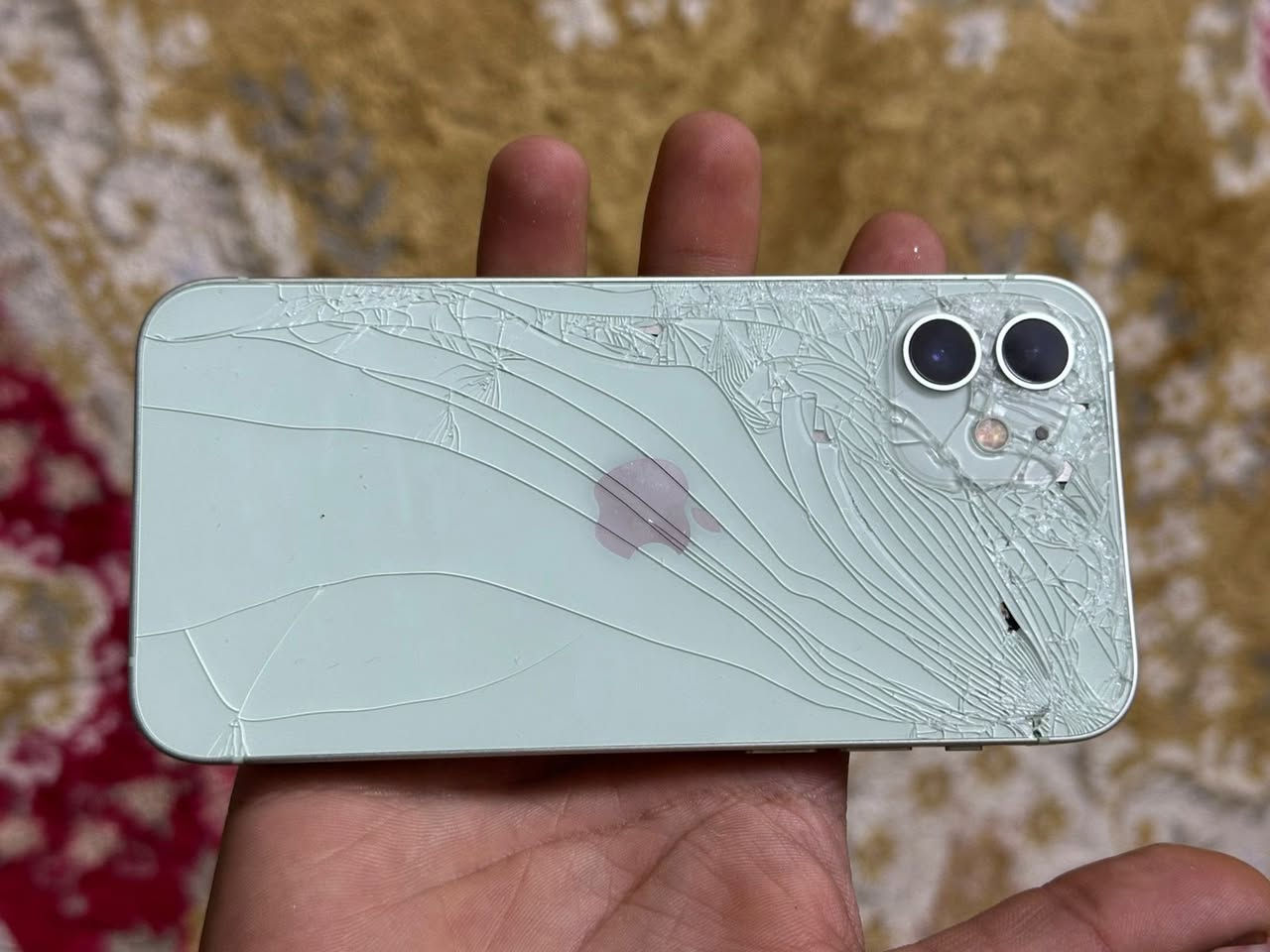 اسلام عليكم
ايفون 12عادي 
ذاكره 128
مابدل شي بي تليفون ابلادي من شركه بس بطاريه مبدله من شركه ابل موثقه 
وضهر مكسور تصليحه يكلف 10 الف ماكو بعد اعله من هيج سعر 
وسعر 250 وبي مجال تليفون مال واحد مستعجل ع بيعته 
بكان بغداد دوره لتواصل اكثر ***********
