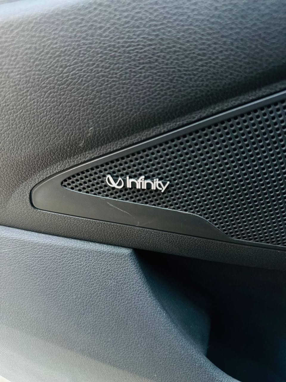 السلام عليكم
توسان 2019 وارد امريكي 
فول مواصفات واحد على واحد 
بنوراما 
5 كامرات 
شاحنه وايرليس 
كشنات تدفئه تبريد 
الستيرن تدفئه 
صندوق بصمه 
مكفوله من الشاصي واللغد 
مكفوله مكينه وكير 
تخم تاير 
باتري جديد 
تبريد ثلج 
مكينه 2400 
مكان بغداد 
السعر 170 وبيها مجال حق الجيه 
رقم الهاتف ***********
