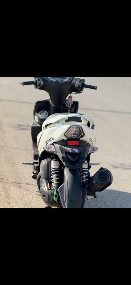 السلام عليكم دراجة جيتي ار للبيع دراجة كفالة كامله من كلشي تجي تاخذها من باب البيت مكفولة كفاله عامة بيها فقط الكليو متر ميشتغل منضومه زنون  عارضها ب925 وبيها مجال بسيط مكاني الاعظميه رقم ***********
