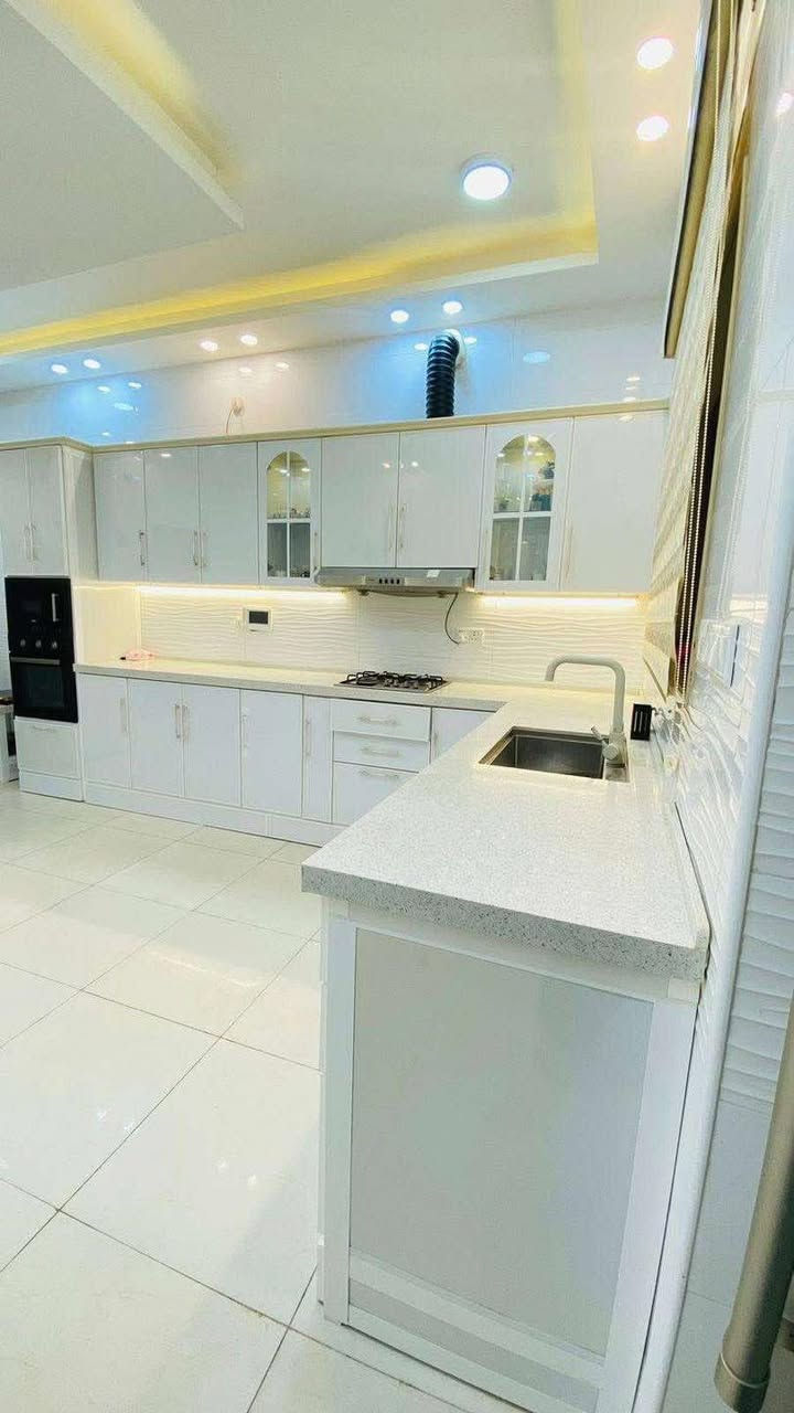 اعلان 
بيت للبيع /السماوه 
مجمع الدوح بناء شخصي حديث مودرن 

٢٠٠ متر ركن ع شارعين الشارع تبليط وإنارة 

طابقين 
ط ١ غرفتين وصالة ومطبخ واستقبال وكراج طارمه ومنور وحمامات داخليه وخارجيه وحديقه بسياج البيت

ط٢ - ٤ غرف  وصاله كبيرة وحمام

ط٣- مخزن + سطح+الكاونتر كامل ملحقاته  ومنضومه الكامرات مع البيت
الأبواب والشبابيك شغل درجه اولى معمل الفرات 
مطلوب #٨٣للعقاري 
للأستفسار ***********/***********مكتب الوطن للعقارات 
#ملاحظه _مستعدون _لاستقبال_كافه _العروض _العقاريه
