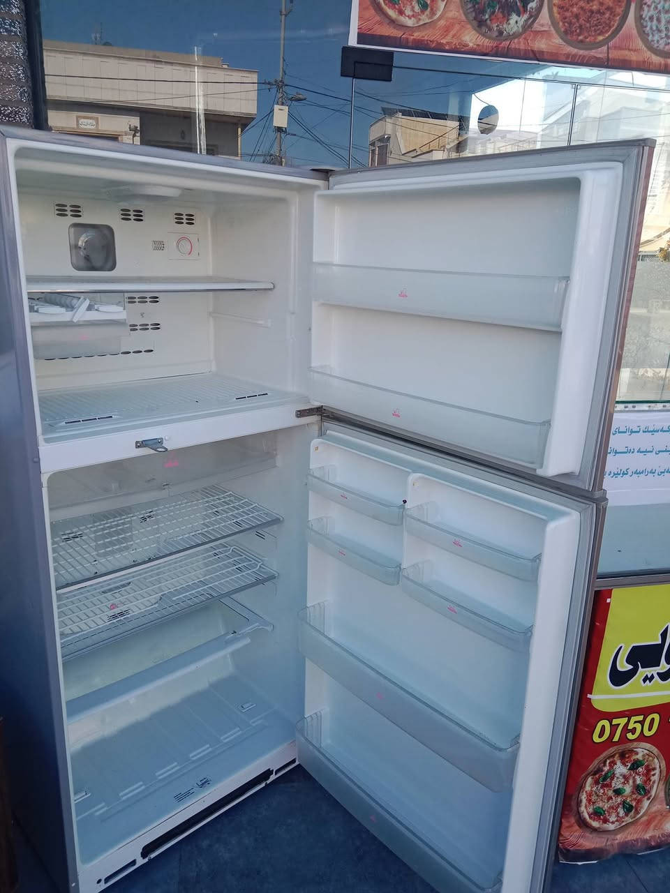 ثلاجه للبيع بلادي مع ضمان شهر سعر 100 للتواصل ع الرقم ***********
