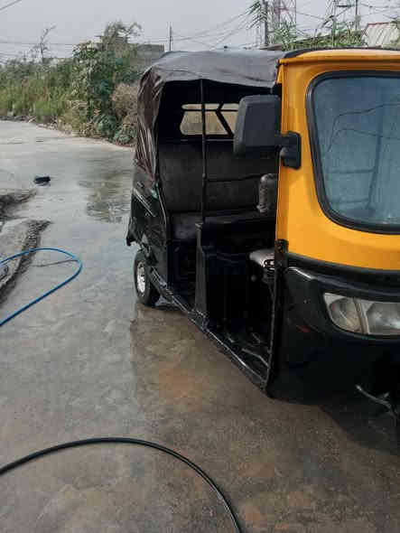 اسلام عليكم تكتك للبيع موديل 17 داخله بل 18 اوراق اصوليه لحد الترقيم مجفت اليوم  بعدهي على السحك تكتك نضيفه أو حلوه مكان محموديه السعر 2300 أو بي مجال 
***********
***********
