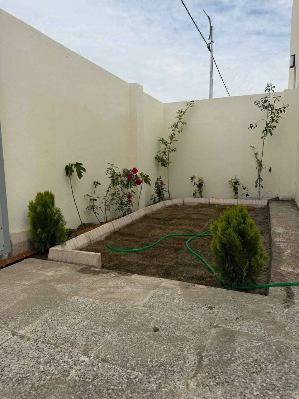 السلام عليكم إخوان…

📢 إعلان مهم للراغبين بالاستثمار أو السكن بسعر مميز جداً!

🏡 دار مساحة 160 متر بأسمي
📍 في مجمع الزهور – المرحلة الأولى – بلوك 32
💰 واصل 29 ونص  مليون. 
💵 السعر الكلي: 115 مليون من المجمع
(وللعلم… ماكو مجمع بالنجف بهذا السعر إطلاقاً!)

🔥 مميزات العقار:

المشتري يروّج معاملة المصرف العقاري بالمبلغ المتبقي ويستلم السند مباشرتا.

الدار جاهز للسكن 🏡

موقع استراتيجي: فلكة الملح – قرب جامعة الفرات الأوسط التقنية / المعهد الطبي كوفة

قريب جداً من الجامعات والموظفين… فرصة ممتازة للسكن، الاستثمار، تأجير للطلاب، أو حتى عمل تجاري.

🎯 التطلّوعة: 19 مليون فقط… وبيها مجال قليل.

📲 للتواصل :
0780 550 1608
