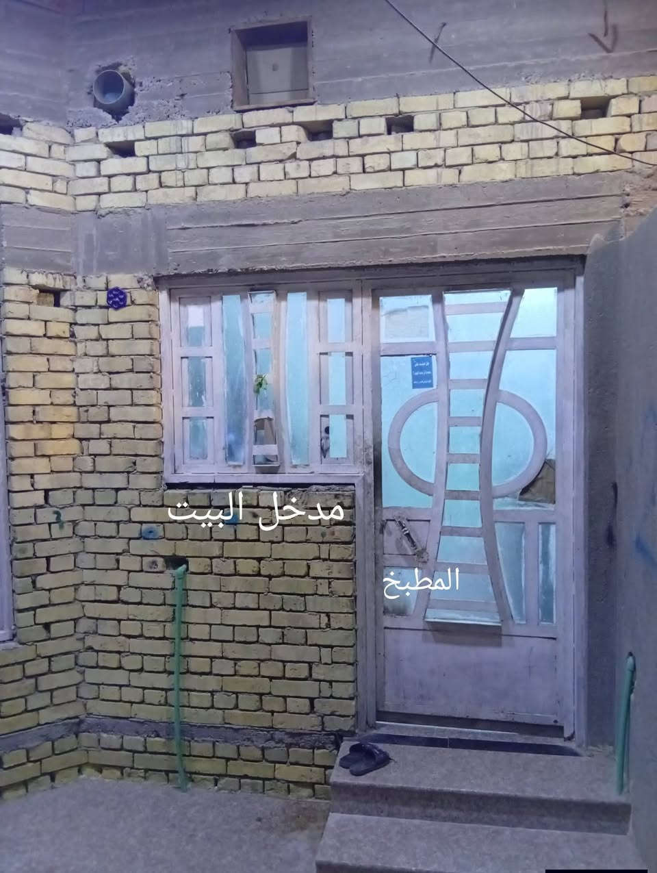 السلام عليكم بيت للبيع في ياسين خريبط قرب مدارس نور الجوادين الاهليه بالقرب من اسواق  اهلنا الزون الثالث يحتوي الطابق الأول غرفة نوم واحدة و موزع وهول واستقبال وصحيات داخليه وخارجيه والطابق الثاني واصل للرباط ويحتوي على شبابيك ومخزن رقم الهاتف لصاحب البيت ***********
