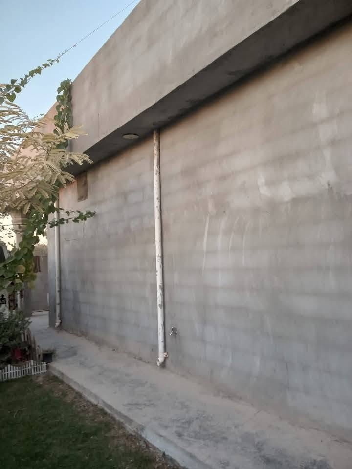 السلام عليكم بيت للبيع المساحه 275  غرفتين نوم صاله مطبخ استقبال كراج سياره صحيات خارجي داخلي   نقص بس كاشي جاهز للسكن قرار 117 سكني تبليط ماء كهرباء  *********** بي وات ساب قرب قاعه اوسكار للمناسبات  المدائن
