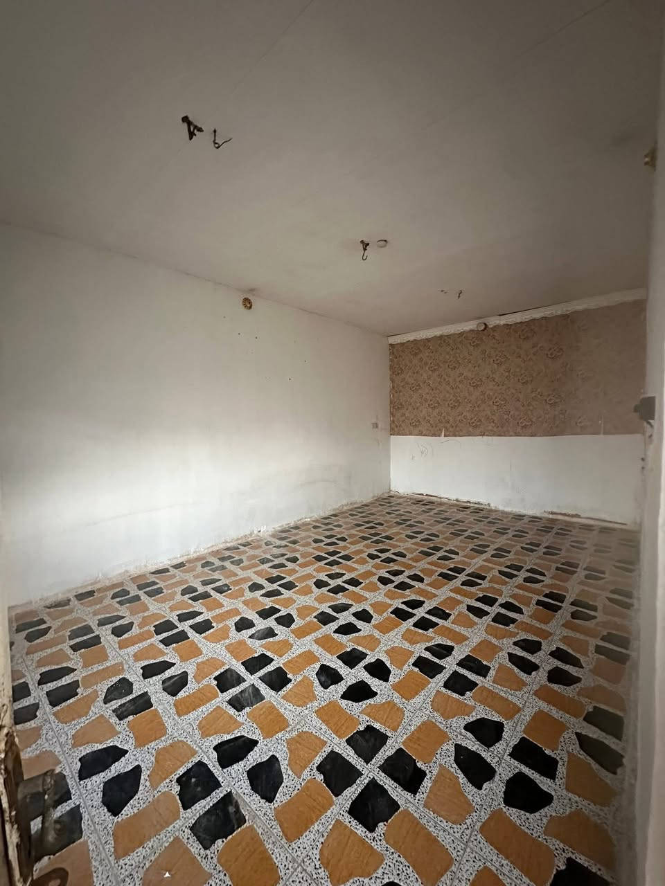 دار سكن زراعي في ( حي ظاهر )
مقابيل ( مجمع باندا ) ( كما موضح في الفيديو )

مساحة ٢١٠ م - بناء بلوك - سقف عكادة 
ماء - كهرباء - ( عالي عن الشارع )  
( غرفة نوم واحدة - صحيات داخلية + خارجية)( شارع بعرض ١٠ م ) ( معاملة كاملة في التطويب )
 ( يبعد عن شارع ٢٠ تقريباً ٦٠ م او اقل )

للاستفسار مراجعة مكتب غازي للعقار   
واسط - الزبيدية - قرب أفران المائدة  *********** 
***********
