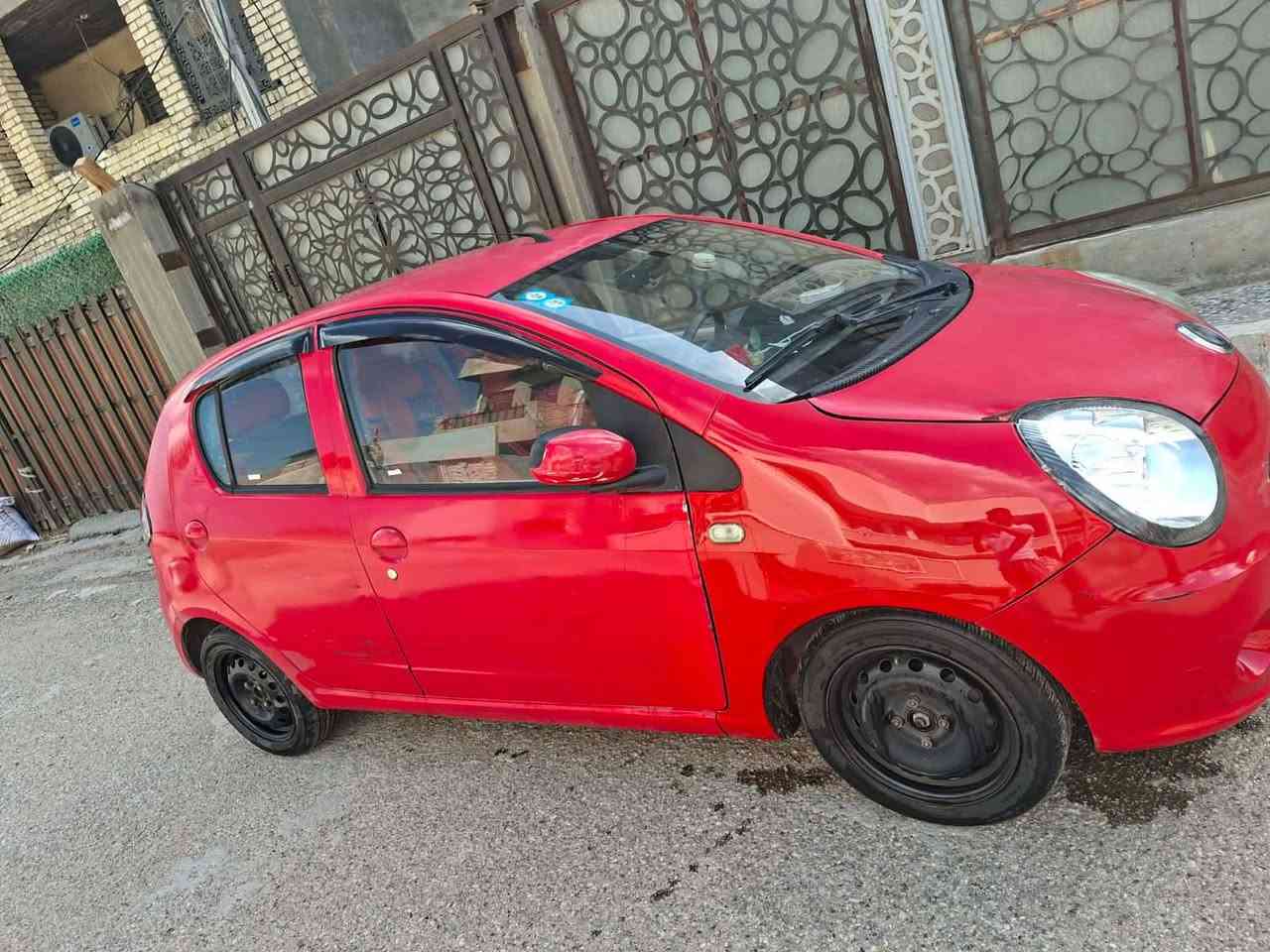 مكلف بالنشر 
سيارة جيلي باندا للبيع موديل 2013 رقم واسط گير ومحرك خير من الله نقصها تبريد بيها طخطخات بسيطة والسيارة مال بنية  والسونار مرفوق مع الصور
مكان السيارة بغداد 
سعر ٣٧$ 
للتواصل على الرقم ***********
