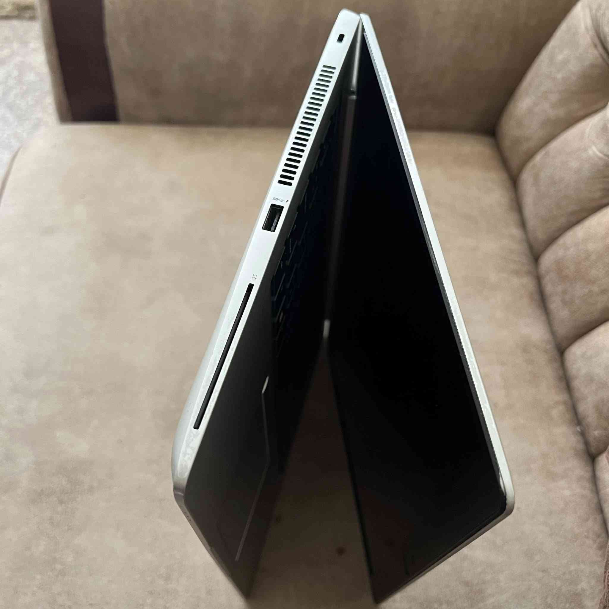 لابتوب hp سلم للبيع مواصفات
المعالج: AMD Ryzen 5 PRO 3500U (الجيل الثالث).
 الرام: 16GB DDR4.
 كرت الشاشة: AMD Radeon Vega 8 (مدمج - 2GB).
 الهارد: 256GB SSD.
 الشاشة: 14 بوصة FHD.
 النظام: Windows 11 (نظام 64-bit).
منافذ 2 للusb + منفذ HDMI 2.0 + منفذ للسماعة + منفذ لل SIM + منفذ للسماعات + منفذ الشحن 

تشغيل الفيديوهات بصوت عالي وواضح 🔊
تشغيل جميع برامج تعديل الصور 
تشغيل البرامج الهندسية 2d المتوسطة 
السعر (250) الف 
للتواصل ماسنجر


**إذا كنت صاحب هذا الإعلان وتريد حذفه لأي سبب، رجاءا أرسل رسالة إلى الدعم الفني**