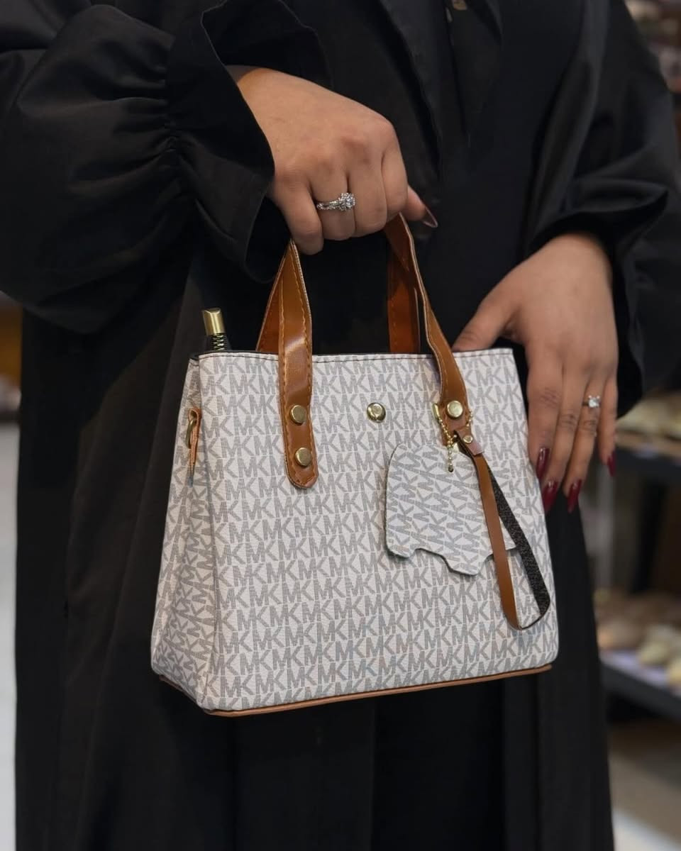 سلسبيل للاحذيه او الحقائب 
حقيبه حجم وسط 🇹🇷🇹🇷
السعر  
8.000 قطعتين 15.000
يوجد خدمة توصيل 
العنوان بغداد المحموديه شارع للمركز قصيريه الخياطات مقابل ازياء النور التركيه


**إذا كنت صاحب هذا الإعلان وتريد حذفه لأي سبب، رجاءا أرسل رسالة إلى الدعم الفني**