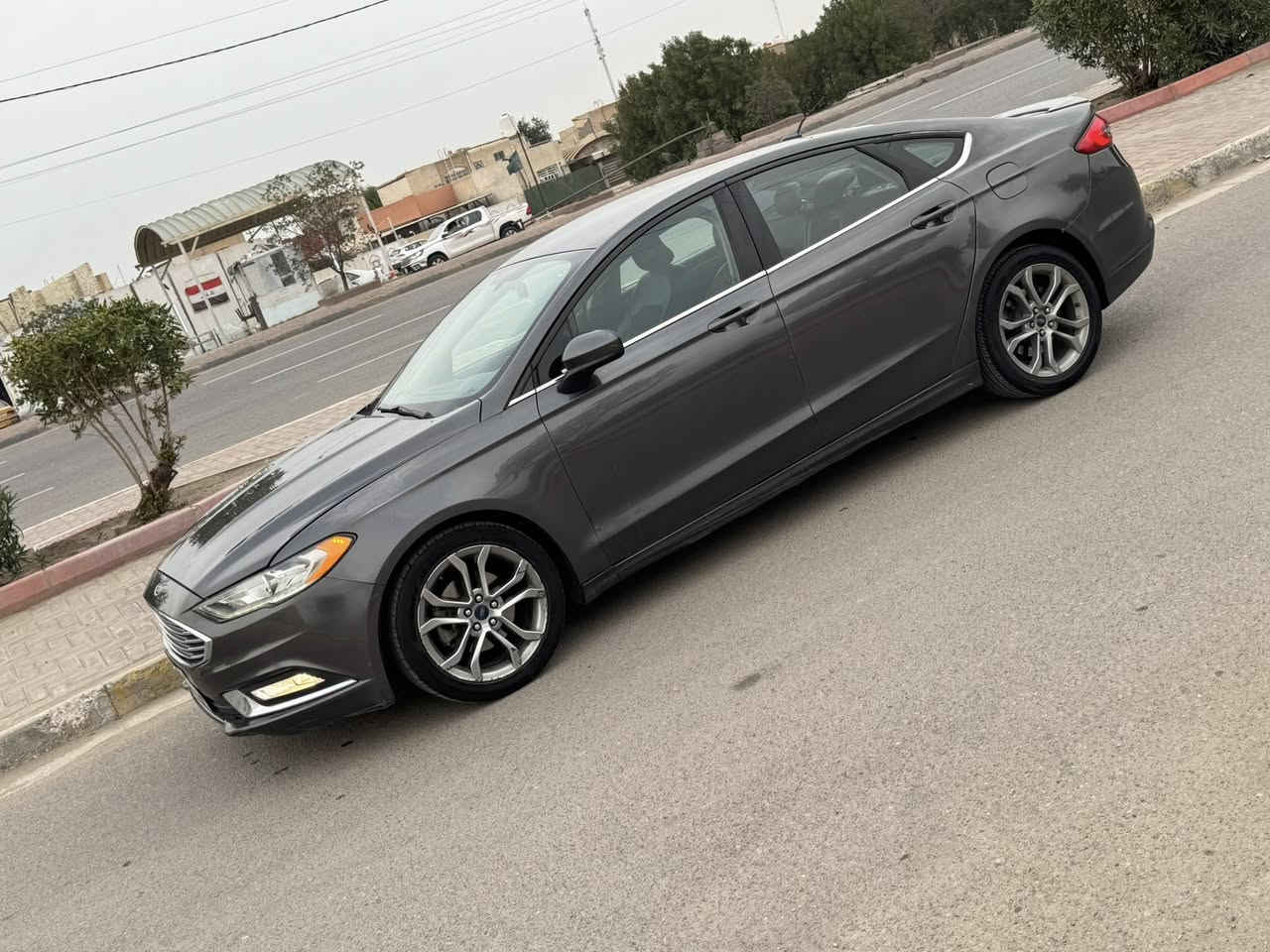 Ford Fusion 2017 SE
السلام عليكم للبيع فورد فيوجن 

***********

 فورد فيوجن 2017  

المواصفات : 

•حساسات خلفية  

• كراسي كهرباء 

 • تشغيل عن بعد

• تشغيل بصمة وبصمة ابواب 

• كاميرا خلفية دوارة 

• حساس مطر

• شاشة كبيرة

° نظام Eco لتوفير الوقود

• هاند بريك كهرباء

• مثبت سرعة 

° نظام الملاحة gbs

• اجهزة سلامه عامه SRS + ABS

 • مانع انزلاق

 • كود أبواب لفتح السيارة في حالة فقدان المفتاح

• نظام اوامر صوتي

وبيها بعد هواي مواصفات ما ذكرتهن 

•رقم اربيل تحويل ثاني يوم

•3 قطع صبغ بدون ايرباك مرفقة صور الحادث بجم كبس

ماشيه ٨٢ الف كيلو متر

•مكان السيارة بغداد السعر 95 وبيها مجال

