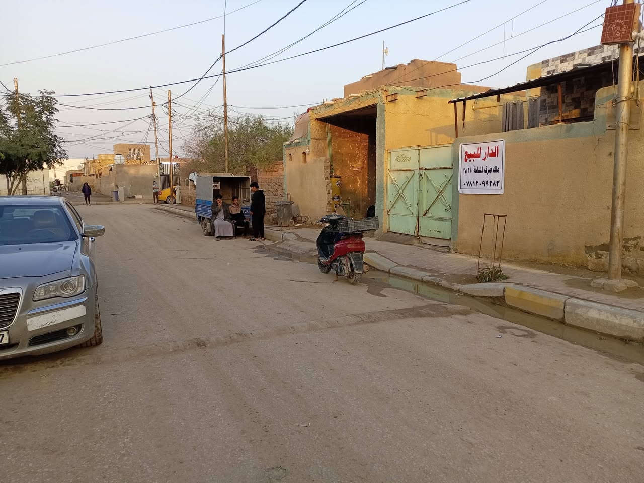 السلام عليكم
بيت للبيع مساحة ٣١٠ متر مربع
الواجهة ١٣ متر والنزال ٢٤ متر طابو ملك صرف
عرض الشارع الرئيسي اكثر من ١٠ متر تبليط ماء ومجاري وكهرباء
يحتوي على غرف عد  ٤ وهول وبراني وصحيات عدد ٣ وحمام داخلي وخارجي
البناء قديم
وايضا يصلح للاستثمار اكثر من بيت
يقع في حي الحسين عليه السلام قرب المركز الصحي الثاني خلف مدرسة العباس الابتدائية 
للاستفسار مع صاحب الدار اتصال او واتساب ***********
