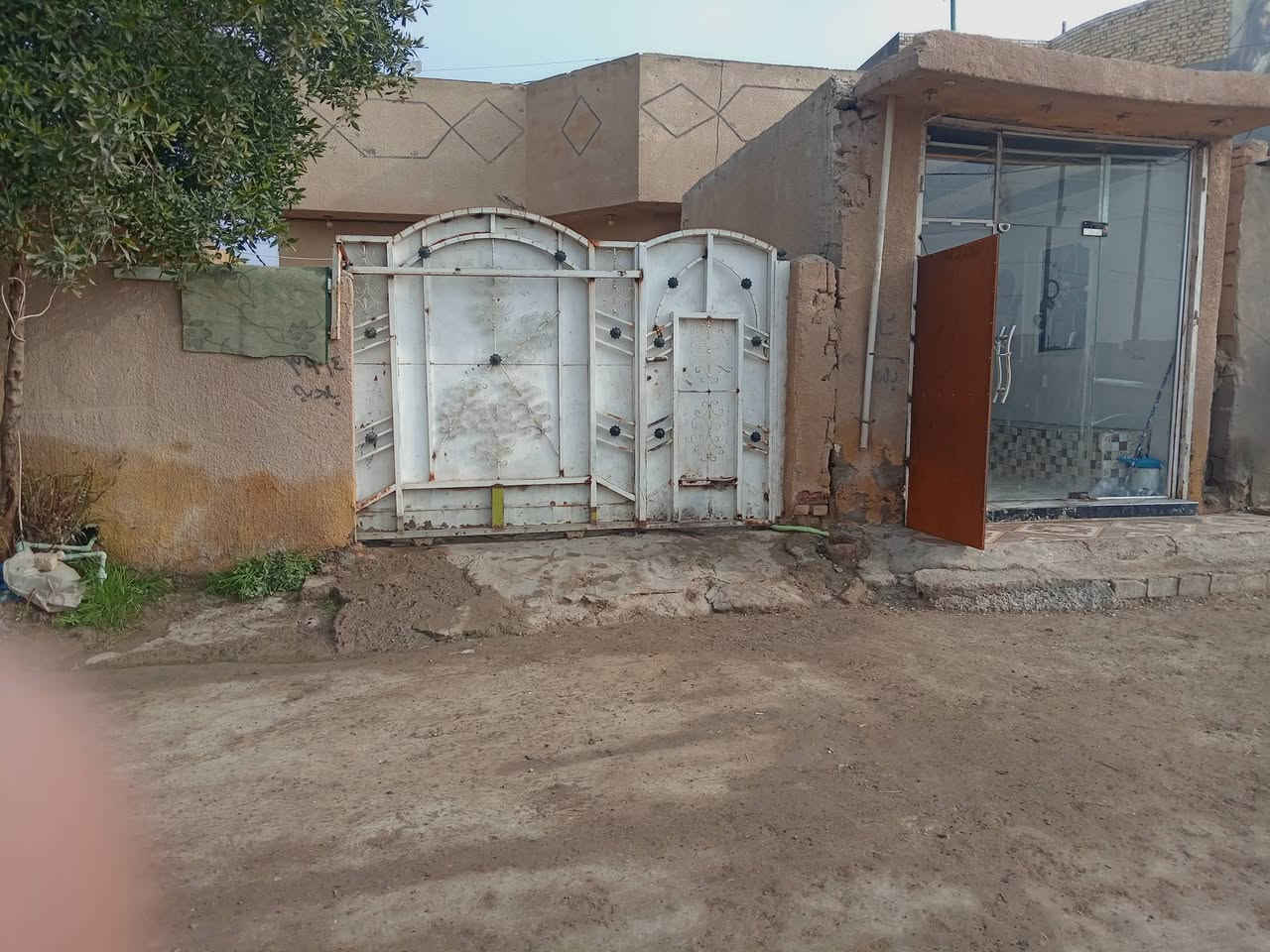 سلام عليكم بيت البيع مساحه 200متر في حي الحكيم شارع بني تميم شارع ريسي وركن قرب المدرسه. غرفه وصاله ومطبخ وستقبال +محل &وتصل على رقم ***********
