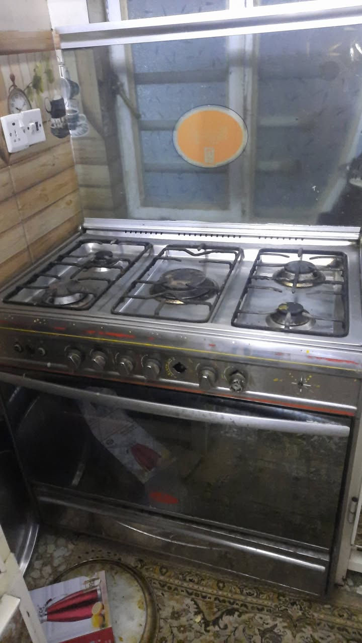 السلام عليكم 
طباخ ٥ عيون بي عطل بوحده من العيون ٧٥ وبي مجال
كاونتر بي ضرر بل صفحه مال قطعه الجوه ٢٠٠ وبي مجال 
تخم قنفات مثل ما موضح بل فديو ١٠ مقعد ب٦٠٠ وبي مجال 
مكاني بغداد الكريعات
***********
