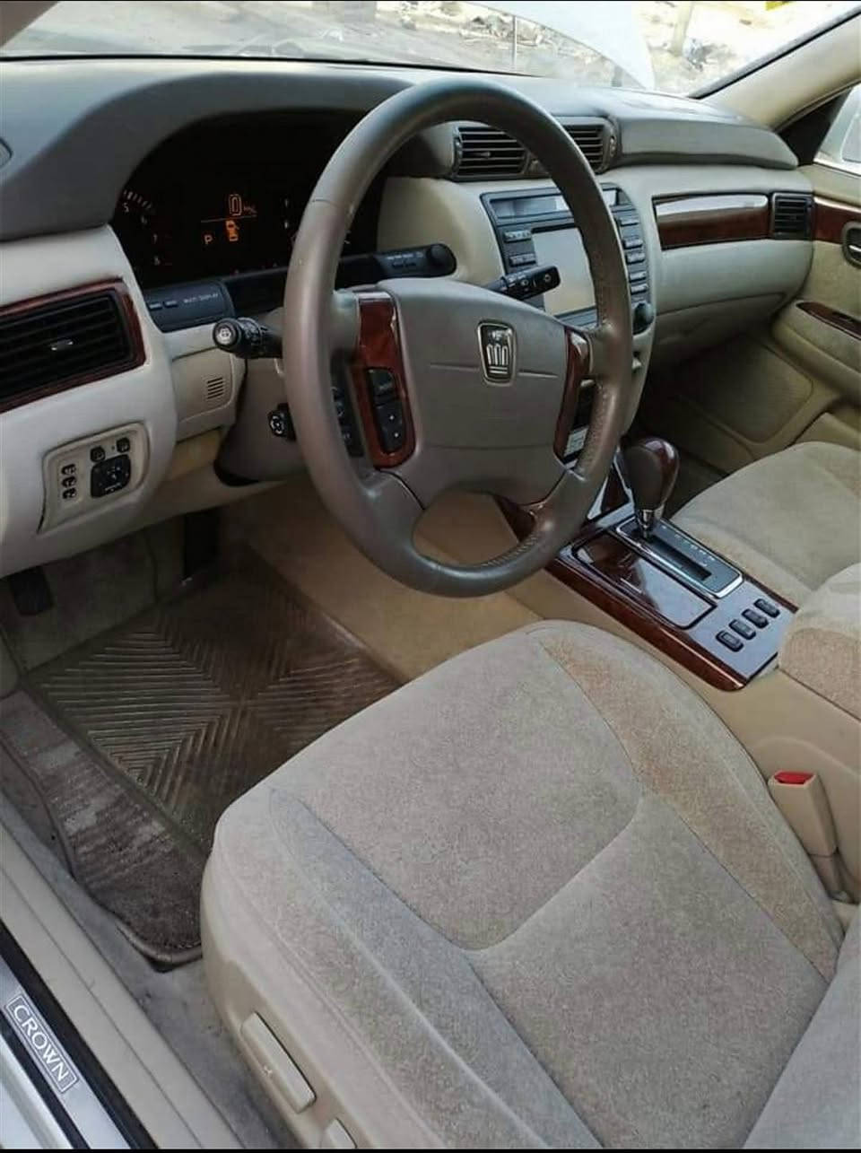 السلام عليكم
جنون ملكه للبيع 
٤ دكم كرستال اصل
تبريد خلفي وثلاجه وبرده خلفيه 
شاصي ٧٥ 
رقم بصره الماني قرار ٤٨ بأسمي شرط المداور
السعر 155
 تلفون ***********
