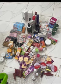 عندي غراض كوزمتك للبيع اسعار مناسبه وكله جديد مثل بصوره وعندي بعد عندي...