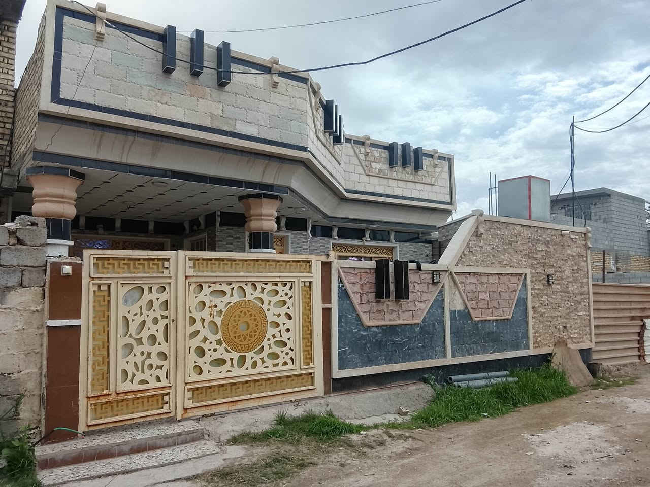 بيت للبيع بيت   مساحه 200 متر البيت زراعي سند 25 منطقه ام القرى شارع السكلات بيت كامل كل السيراميك والسطح مطبك أشتايكر أي نقص مابي البيت وعندي نسخه من السند قرار محكمه ***********
