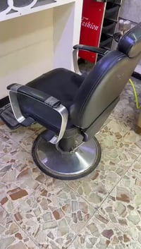 عندي قطعتين كراسي حلاقه لبيع السعر ١٥٠ قفل العنوان أبو دشير خلف مصور ا...