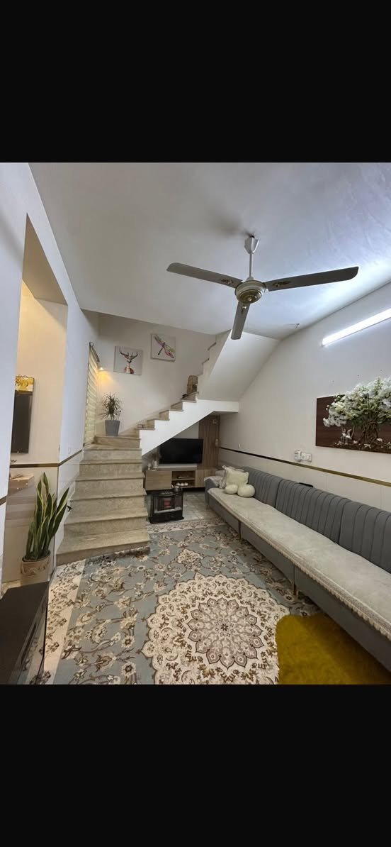 سلام عليكم 

بيت بالبلديات الضباط 
مساحة ٨١ 
نوع السند طابو زراعي سند ٢٥ 
طابقين يحتوى بالطابق الأرضي 
استقبال ومطبخ حار وبارد ومخزن وصاله 
والطابق الثاني ثلاث غرف 
سعر ١٤٠ مليون 
للاستفسار ***********
