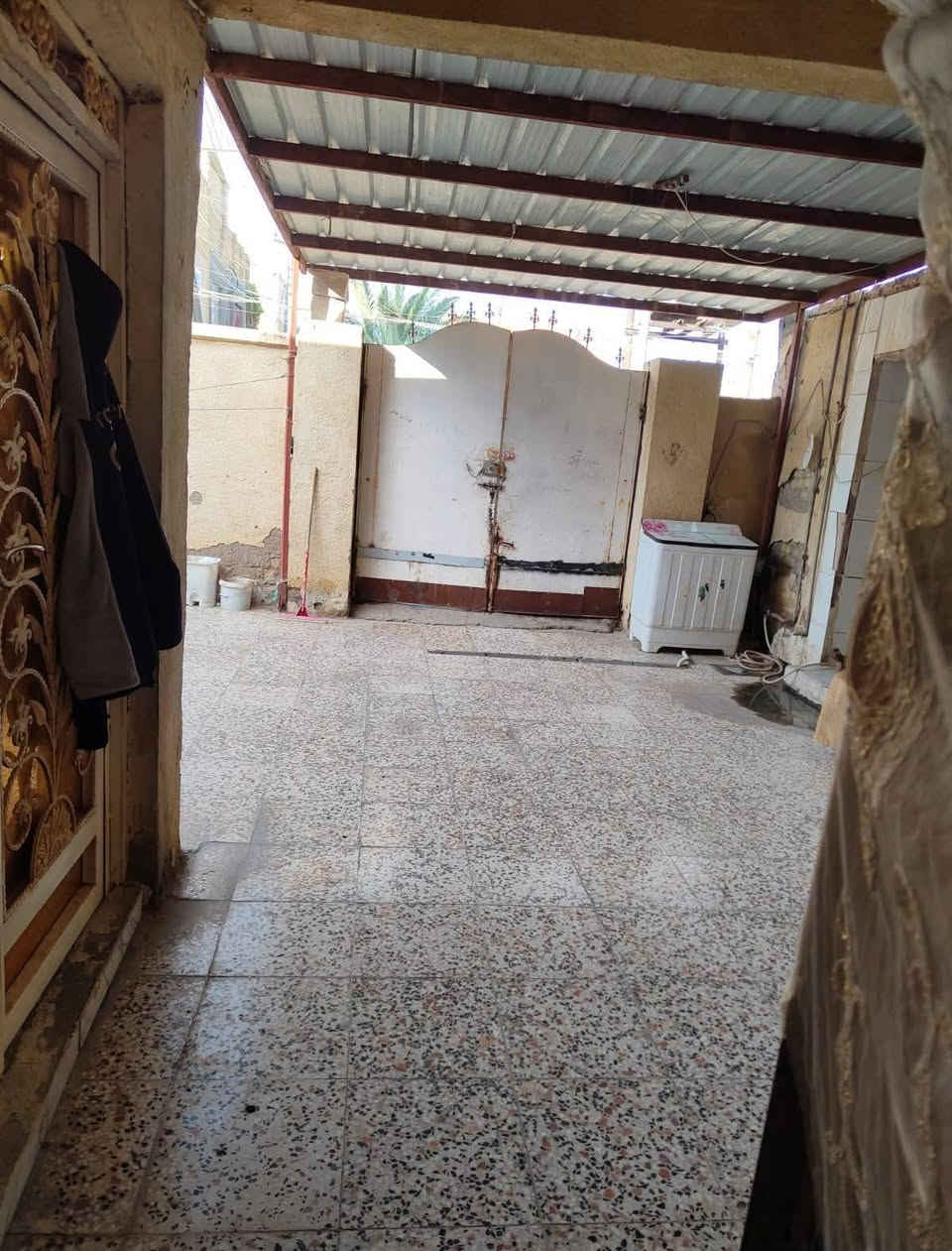 دار للبيع حي الأمن الداخلي قرب مطعم الصادق مساحة220 البيت على ساحه بينه وبين السريع9 بيوت بالضبط
البيت يتكون من ديوانية وصالتين وغرفتين ومطبخ وحمامات داخليه وخارجيه وطارمه جبيره بنا  2001 طابوك جمهوري صب كونكريت السعر ١٨٥ مع المجال  للأستفسار تواصل على الرقم ***********
