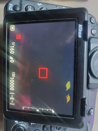 نيكون D850 فقط بدي الملحقات كارتون وحزام كتف وشاحنه وبطاريه بالنسبه لش...