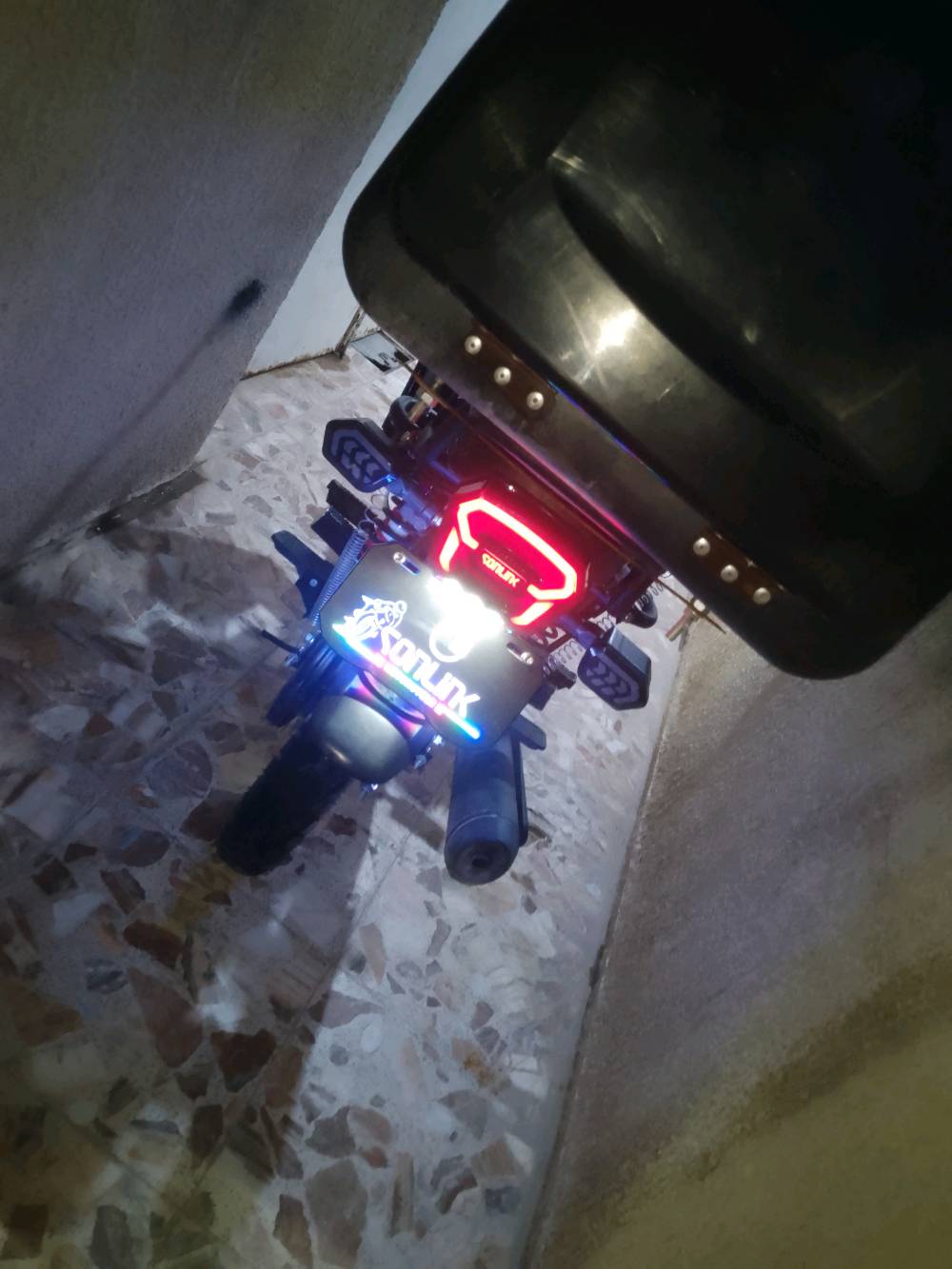 دراجة نارية سونلينك 200 للبيع بحالة ممتازة. اللون الأحمر اللامع مع تصميم أنيق وعصري. الدراجة مزودة بعدادات رقمية وإضاءة LED. مناسبة للتنقل داخل المدينة والسفر القصير. للاستفسار أكثر والتفاوض على السعر، يرجى التواصل.