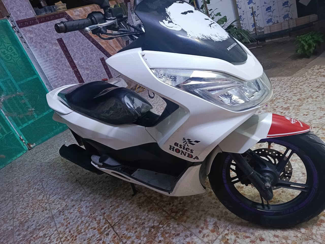 دراجه للبيع pcx ياباني اصلي الجيل الثاني موديل 2018 مكفوله وجاهزه من كلشي السعر مليون ونص وبيهه مجال ***********
