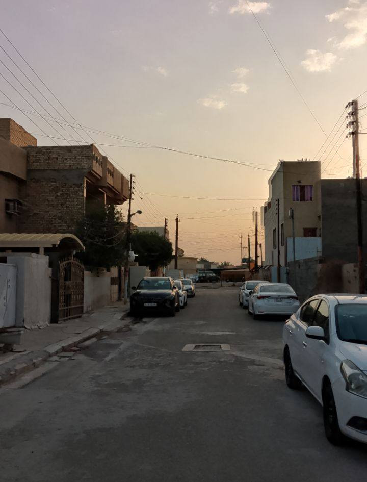 السلام عليكم بيت للبيع بسعر مناسب في منطقة شهداء البياع محلة 869 البيت مسلح يحوي اربع غرف نوم كبيرة وهول وصالة كبيرة جدا الصحيات عدد ثلاثة علما أن مساحة الدار 200 متر مربع الواجهة 10 ونزال 20 و الدار فلان جاهز للسكن و الشارع نضيف جدا الاستفسار *********** الاتصال

