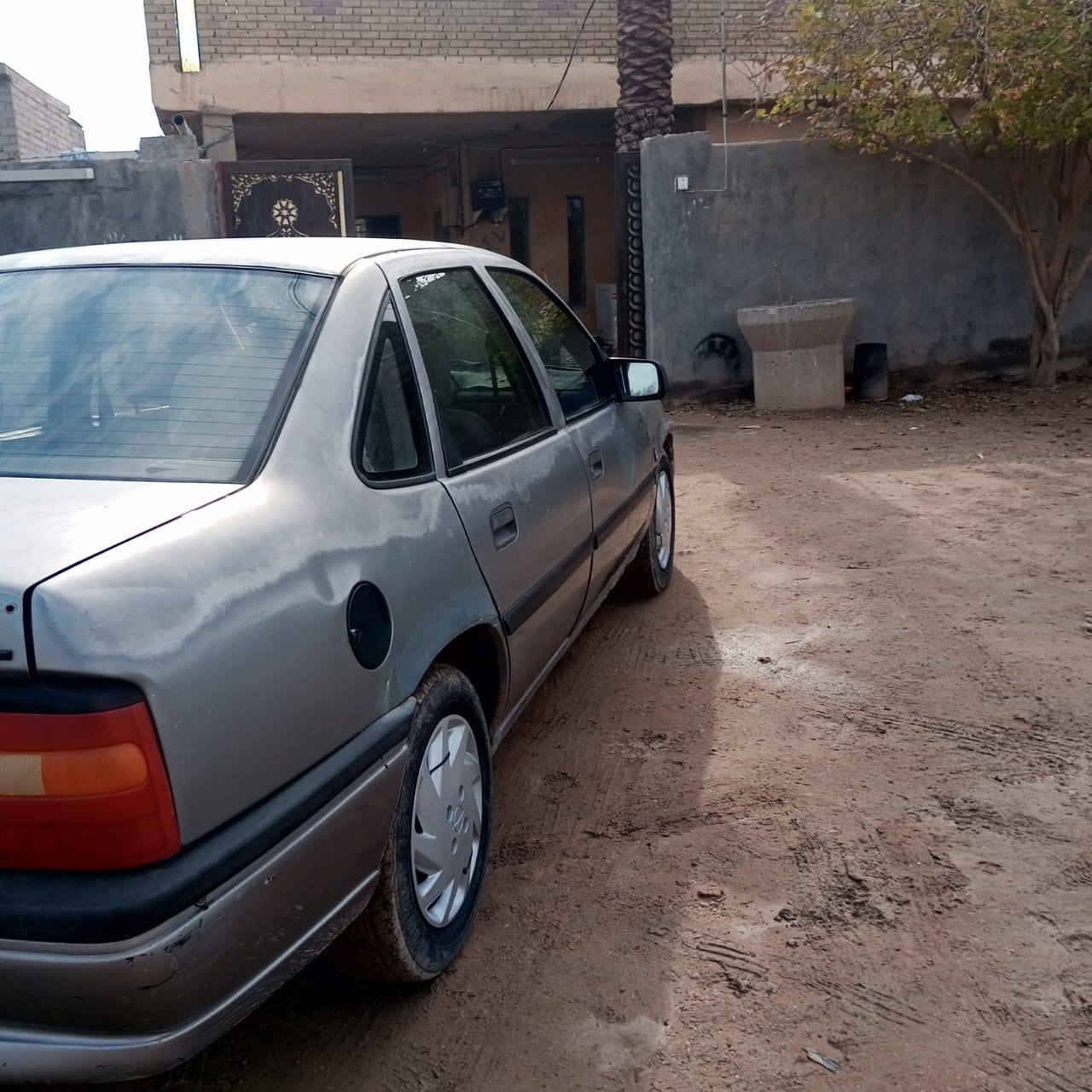 السلام عليكم اوبل فيكترا نضيفه حلوه السياره بلادي تبريد موديل 1995داخل حلو لون فضي لا ضربه لا كصه السياره جاهزه كهربائية كله شغاله محرك 2000 اوتوماتيك ابطاين جدد دشبوب جديد محرك وكير ابلادي تايرات جدد السياره انشالله ربع ما اذب عليه السياره مكان السياره بغداد ابو غريب ابو منيصير ***********/***********
