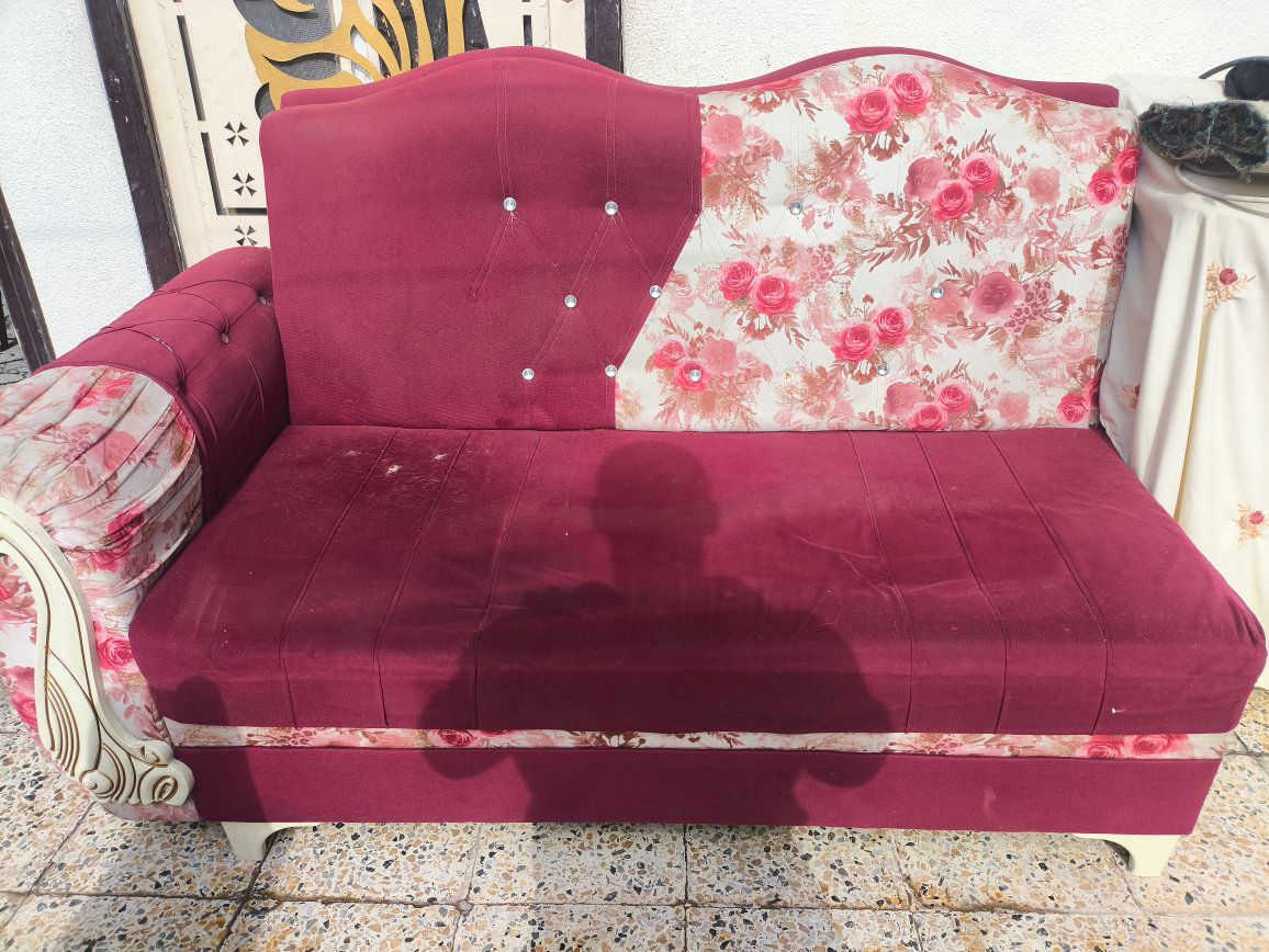 السلام عليكم 
للبيع ديوان 4 قطع نضيف والاسفنج ماله هم نضيف بس يحتاج غسله سعره 125 مكاني موصل حي الزهراء 
***********
***********
