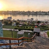 شقة للإيجار في مجمع العبسلي (الكاظمية) الطابق السابع مساحة ١٢٥ متر غرف...