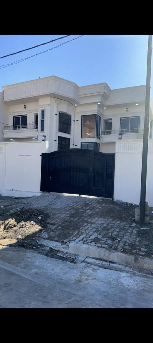 بيت حي القادة ٣٥٢م الشارع العريض ١٥م طابقين كاشي  موزائيك الارضية الجدران والصحيات سيراميك الواجهة فلين سقوف مغربية السعر ٢٠٠مليون للإستفسار أكثر مراجعة مكتب الزغيت اوالاتصال على الرقم ***********
