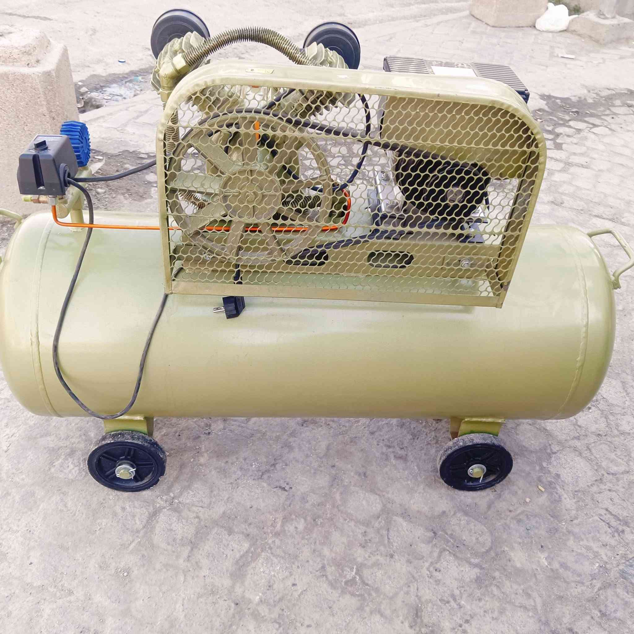 كمبريسر للبيع استخدام قليل اخو الجديد الحجم ١٥٠ لتر مع صونده هواء ومسدس نفخ
السعر ٤٠٠ الف بي مجال بسيط 
المكان بغداد الكراده قرب المسرح الوطني 
 *********** متوفر واتساب
