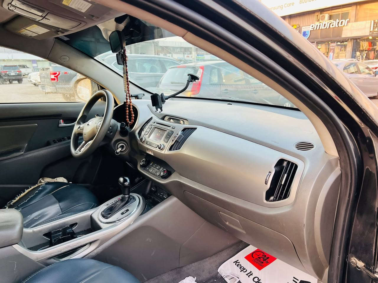 السلام عليكم
كيا سبورتج 2016 
وارد امريكي ضربتها جاملغ خلفي عكس السائق عكس السائق 
محرك 2400 GDi
تبريد قطعتين

رقم دهوك جديد بأسمي 
***********
مكان السيارة بغداد
السعر 125
